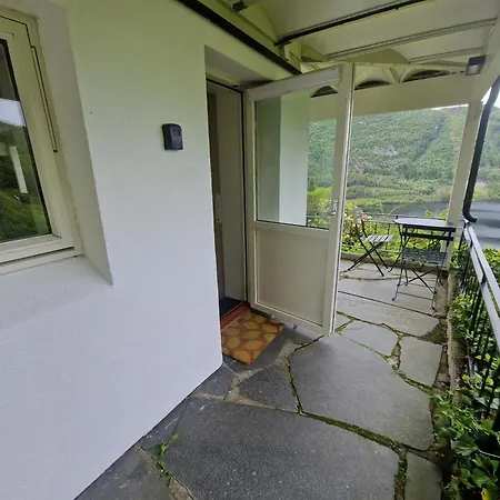 Cozy Flat With View And 15 Min From 베르겐